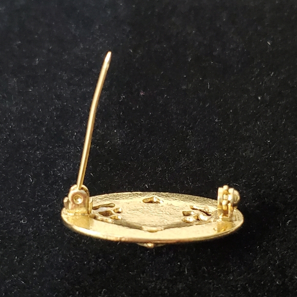 Oval Gold Tone Filigree Faux Pearl Brooch Pin - Picture 7 of 8